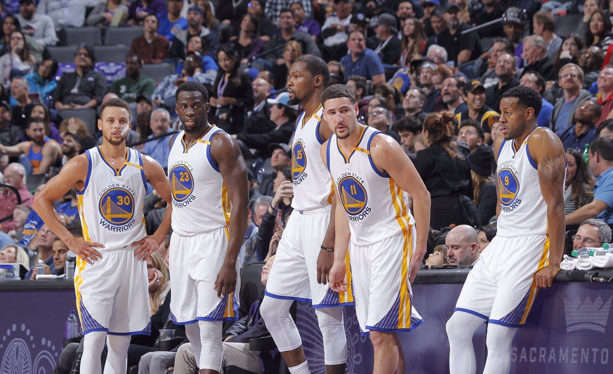 边路牵制 边路牵制